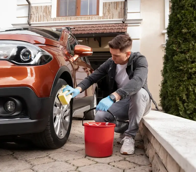 Lavage auto à domicile Dangeul : professionnel intervenant sur un véhicule